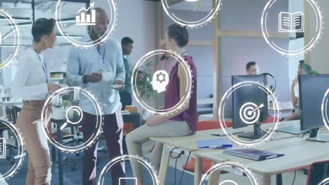 animación de iconos digitales en un patrón sin fisuras sobre diversos colegas discutiendo juntos en la oficina
