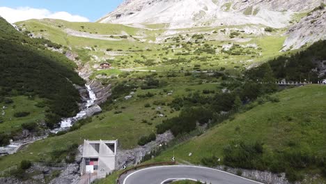 stilfserjoch in südtirol, italien - luftdrohnenansicht eines motorrads, das die berühmte straße mit kurven und haarnadeln fährt - giro d' italia radrunde