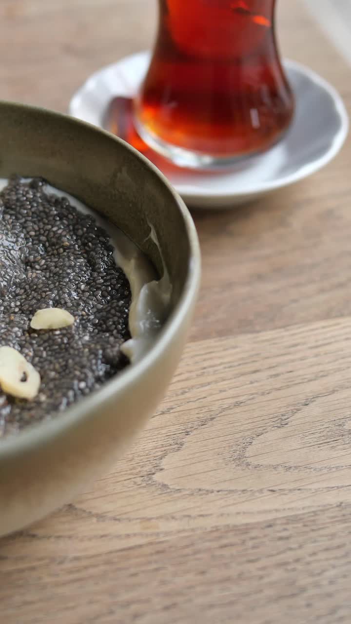 Preparare una ciotola per la colazione sana con budino di chia, frutta e frutta secca.