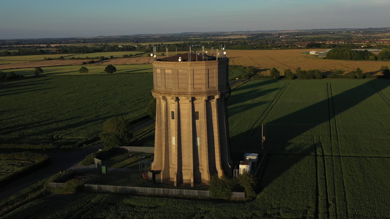 imágenes aéreas de una torre de agua en una noche de verano