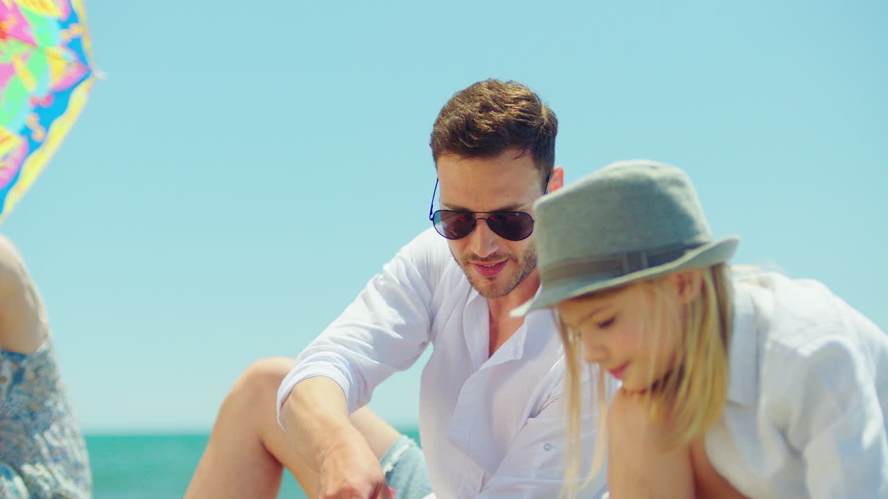 해변에서 가족의 즐거운 시간