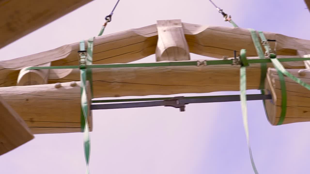 크레인 을 사용 하여 나무 로 된 집 을 짓는 일