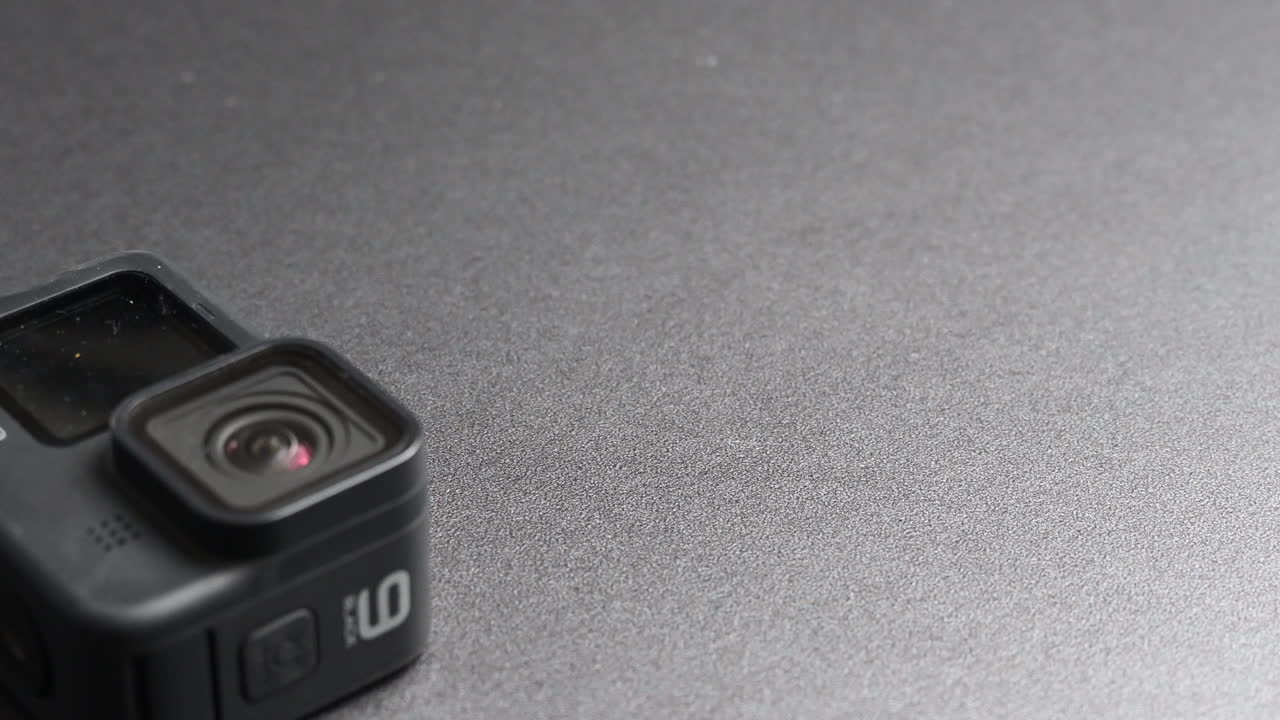 빛을 반사하는 렌즈로 촬영할 준비가 된 책상 위에 있는 액션캠