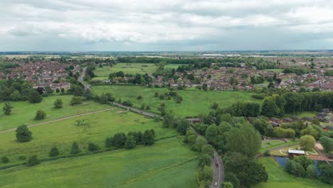 Vista-Aérea-Del-Parque-Wicksteed-En-Kettering-Con-Nubes-Al-Fondo-En-Northamptonshire,-Reino-Unido