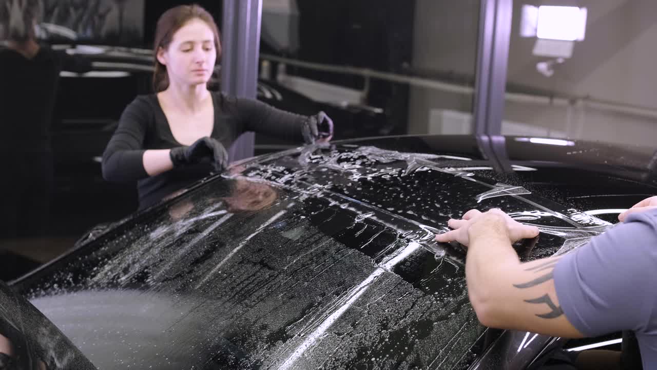 비닐 폴리우레탄 테이프로 자동차를 는 사람. 자동차를위한 필름. 자동차에 스티커 보호 필름