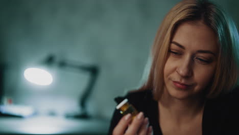 la mujer toma un nuevo producto experimental para probar la farmacia.