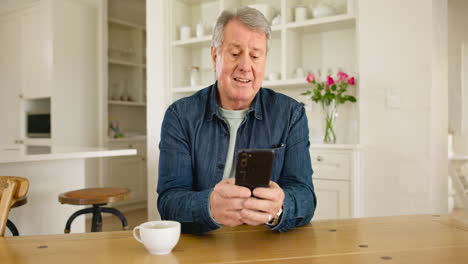 Telefon,-SMS-Und-älterer-Mann-In-Den-Sozialen-Medien