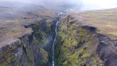 Vista-Aérea-De-Un-Cañón-Con-Un-Río-En-Islandia.-Cascada-De-Glymur