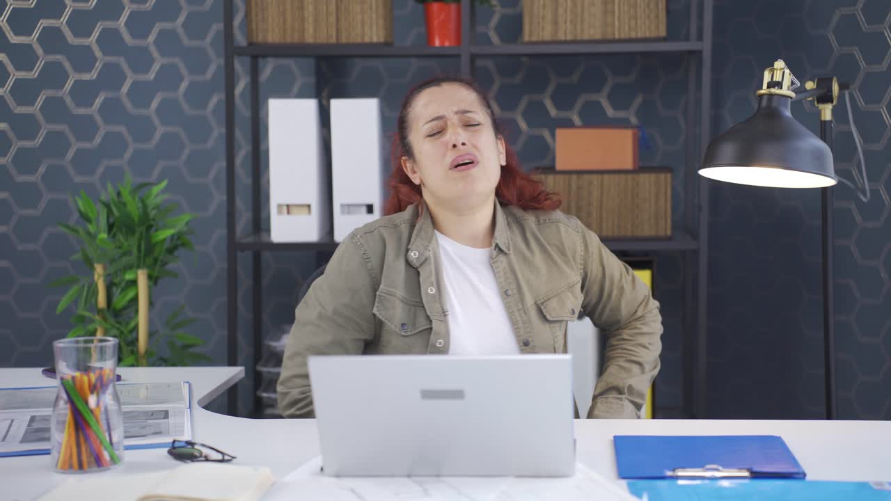 복통을  ⁇ 고 있는 사업가.