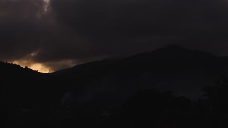 nubes tormentosas puesta de sol timelapse vista de las montañas de guadeloupe