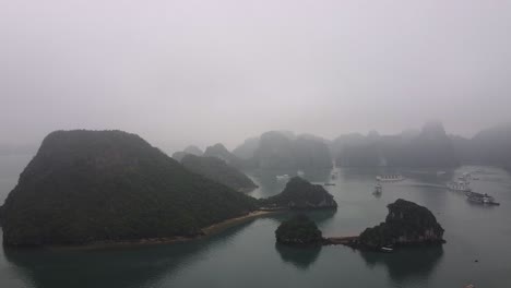 vuelo dramático a través de la bahía de moody ha long