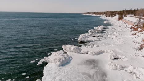 Gefrorenes-Wasser-Des-Lake-Superior-An-Der-Küste-Von-Minnesota-–-Luftaufnahme