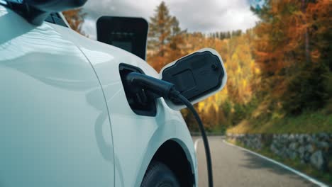 Concepto-Progresivo-En-Coche-Eléctrico-En-La-Estación-De-Carga-En-La-Carretera-De-La-Colina.