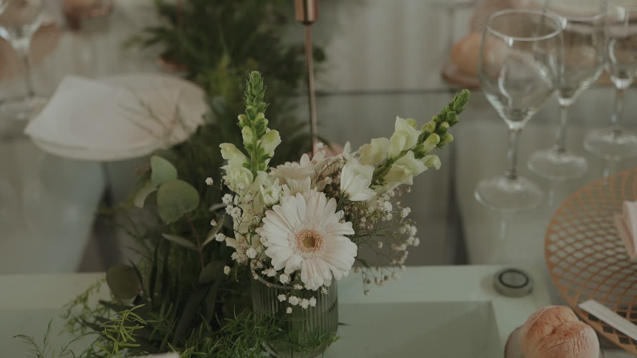 Precioso arreglo floral blanco en un jarrón de cristal como centro de mesa para la decoración de eventos