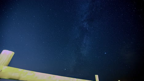 Hiperlapso-De-Nubes-Voladoras-En-El-Cielo-Nocturno-Con