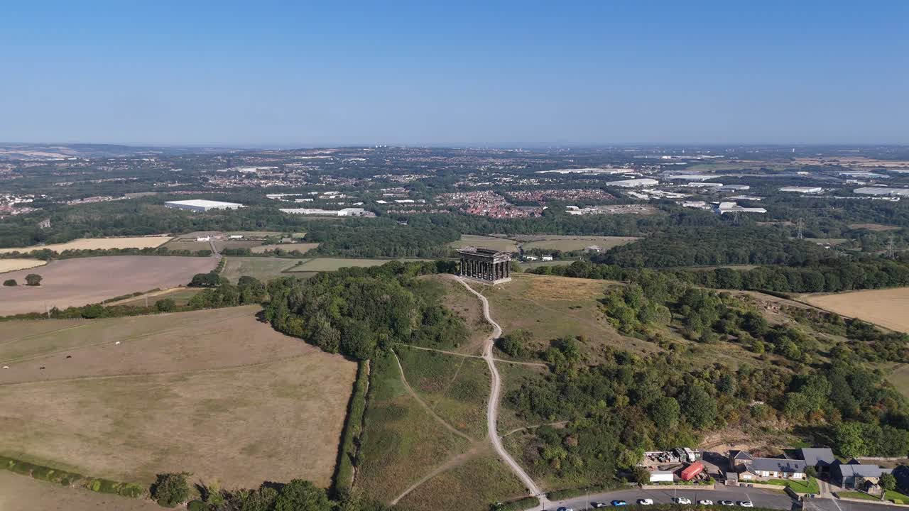 Drone-luchtfoto van het Penshaw Monument in Sunderland met uitzicht op het omliggende Wearside-landschap