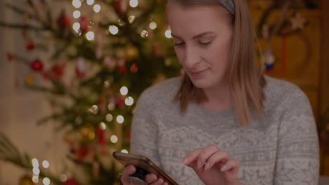 Positive-Frau-Video-Chat-Weihnachten-Smartphone-2