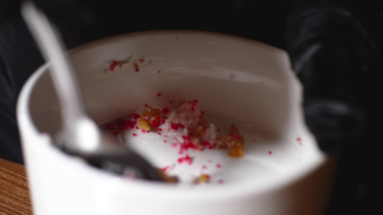 смешивание ингредиентов в миске