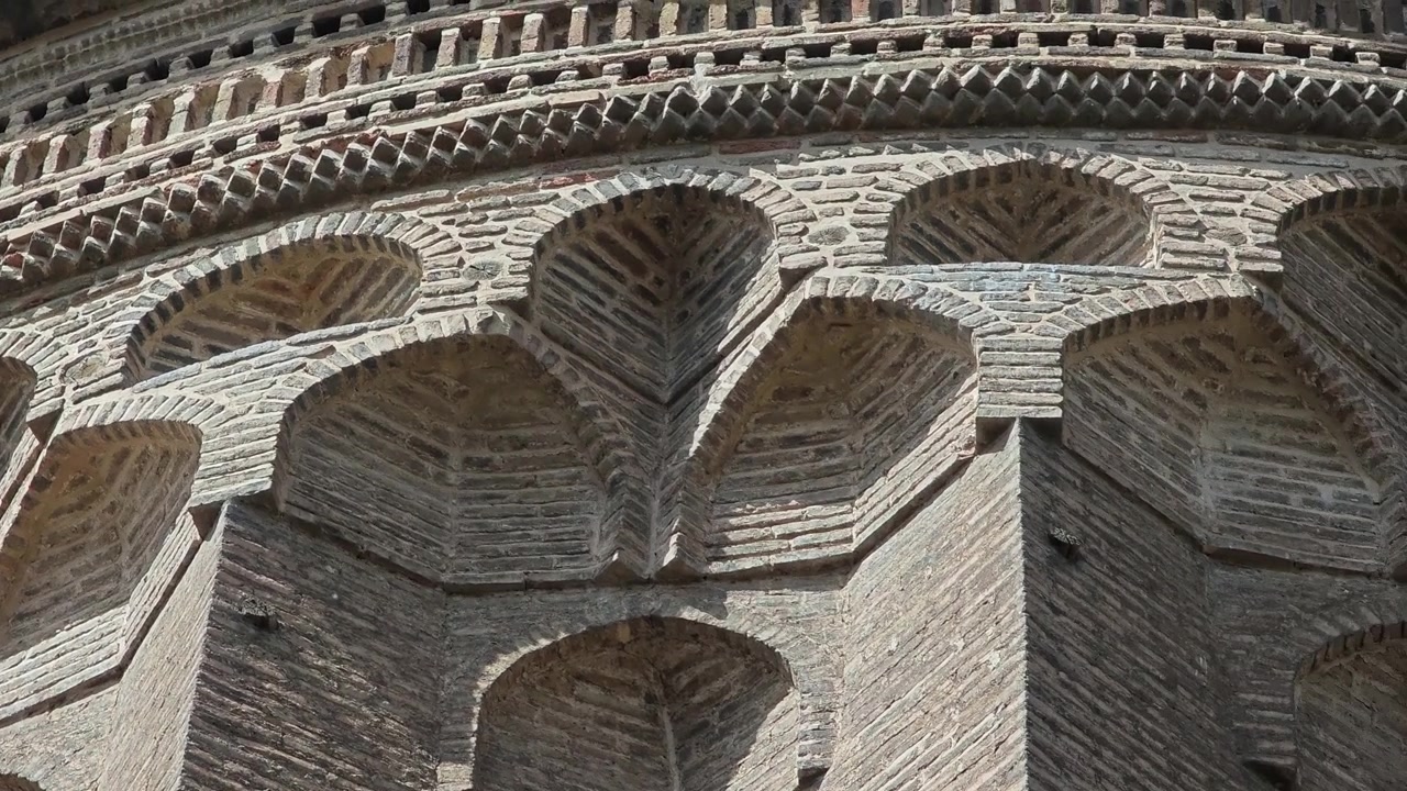 Primo piano di intricata muratura in mattoni su un'antica torre persiana
