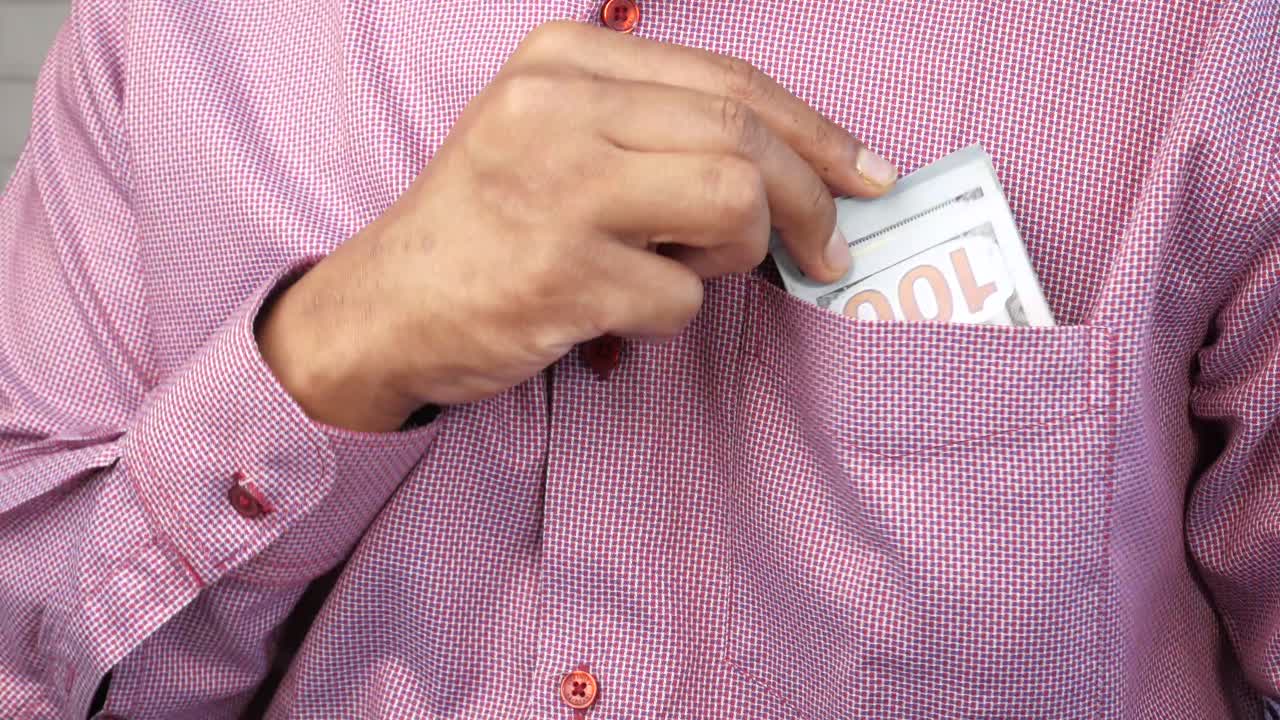 주머니에 돈을 넣는 남자