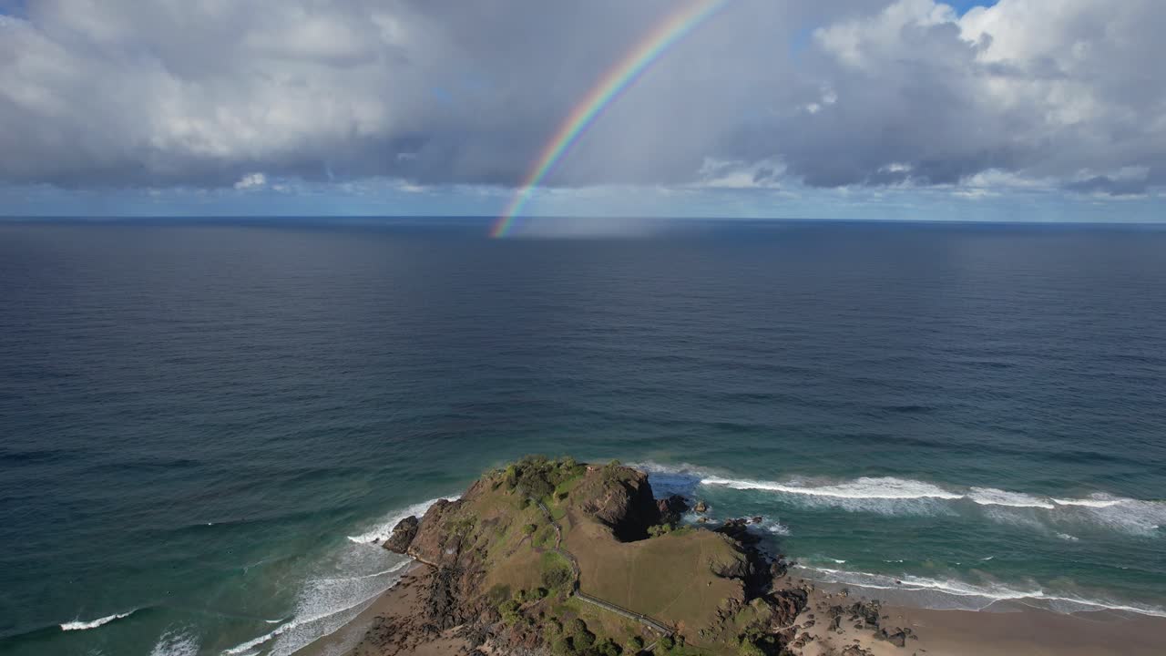 vista panorámica del arco iris sobre el mar en la playa de cabarita, nueva gales del sur, australia - toma de dron