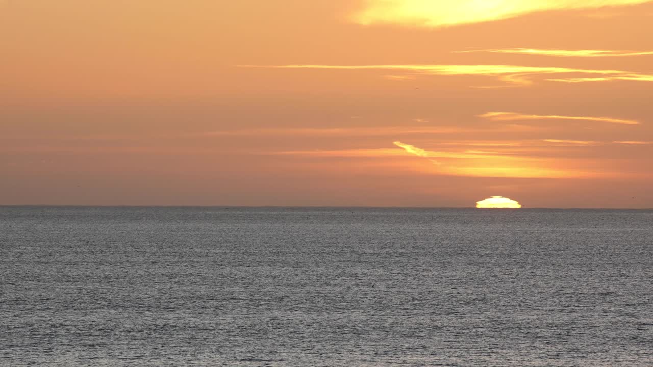 снимок с воздуха парусной лодки в синем море, кашкайш, португалия
