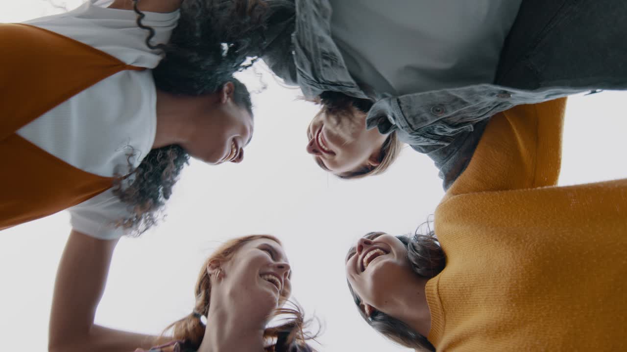 친구 들 이 모여서 뛰어다니고