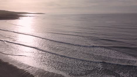 Gefrorene-Wellen-Und-Offener-Horizont-Mit-Dunstigem-Sonnenschein-Im-Winter