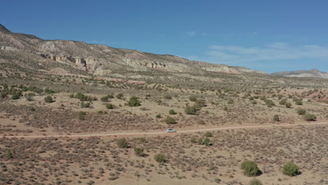 vista aérea después de conducir un coche en una polvorienta carretera remota del desierto