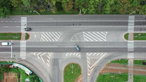 tráfico urbano ocupado. vista aérea del tráfico en la carretera circular de la ciudad durante el día. imágenes de stock de 4k.