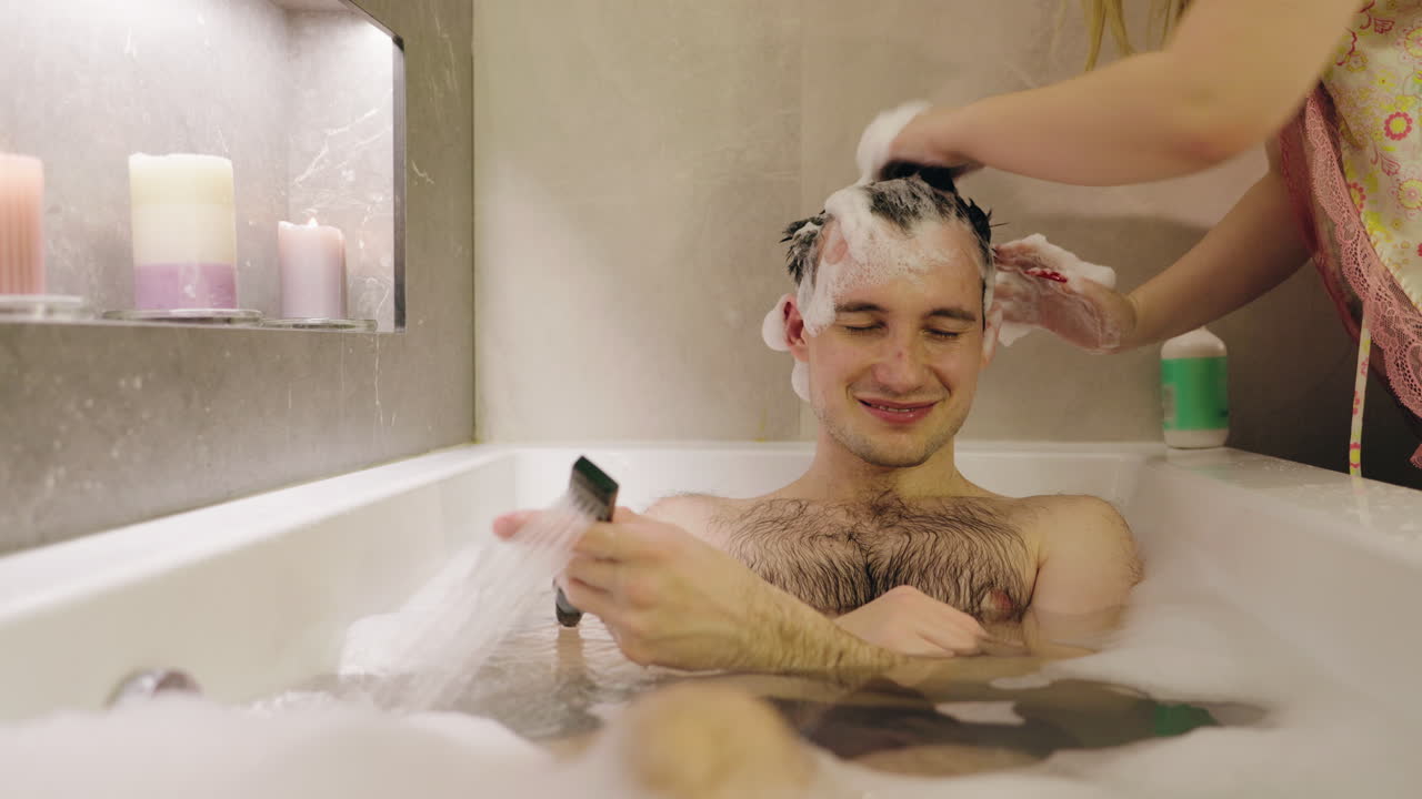 Uomo e donna che si godono un bagno di bolle