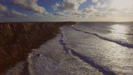 Grandes-Olas-Cerca-De-Sagres,-Portugal.-Toma-Aerea