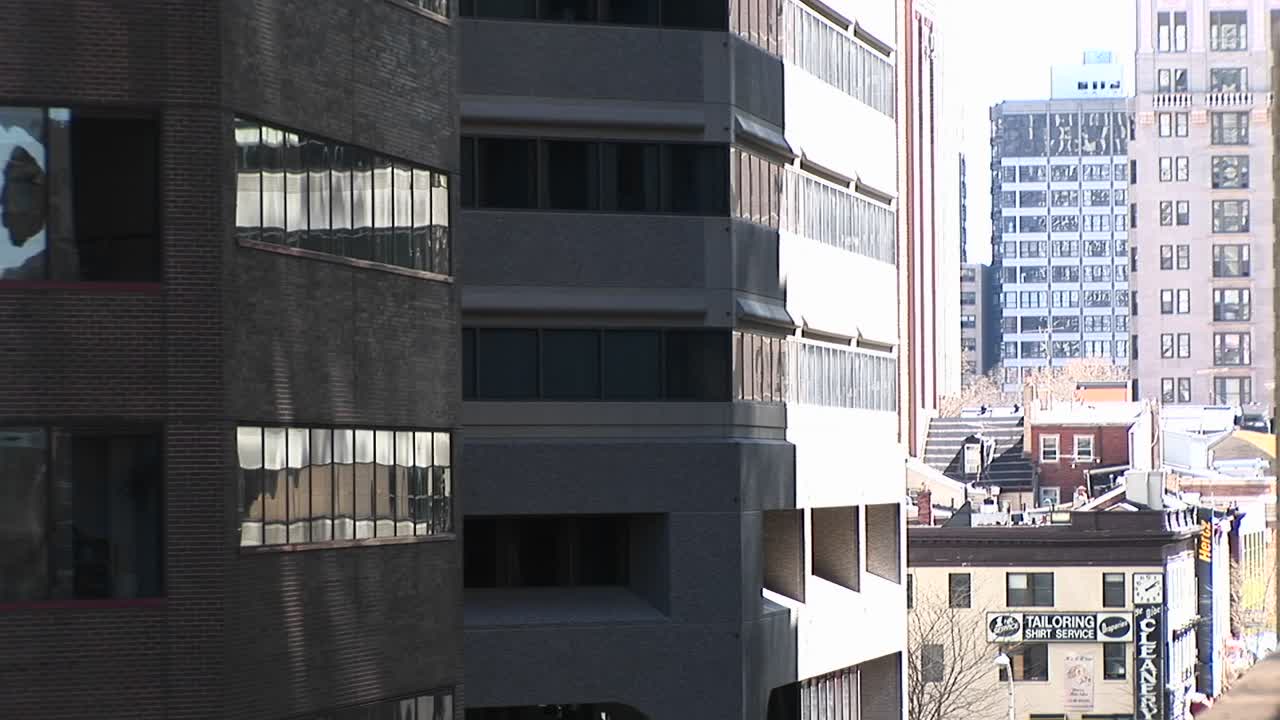 una mirada a una esquina de un edificio en la sombra