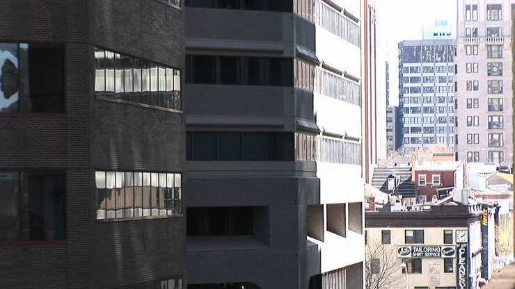 Uno sguardo a un angolo di un edificio in ombra.