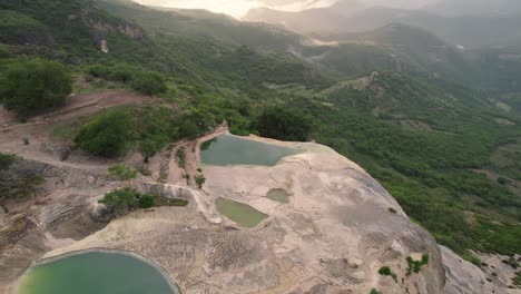 vista aérea de las cataratas petrificadas en las montañas al atardecer, hierve el agua, méxico