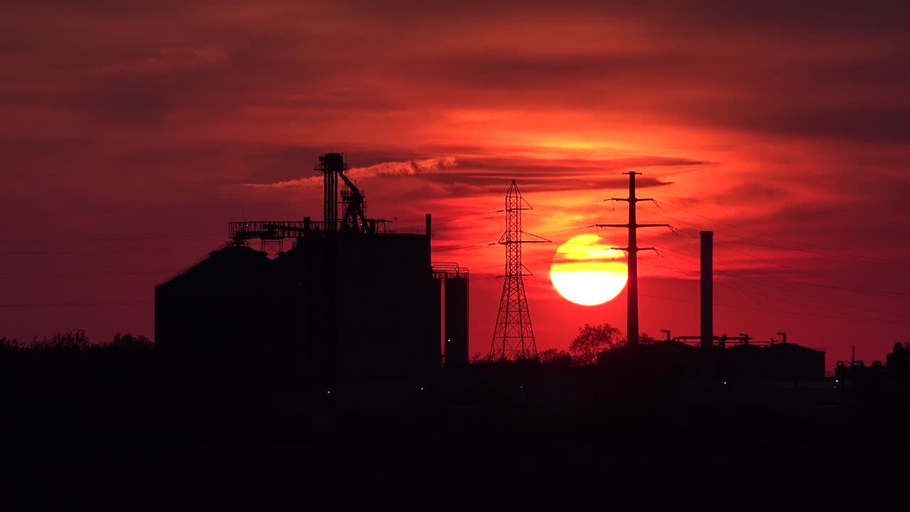 puesta de sol de lapso de tiempo detrás de una pequeña ciudad del medio oeste