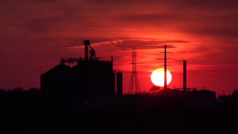 puesta de sol de lapso de tiempo detrás de una pequeña ciudad del medio oeste