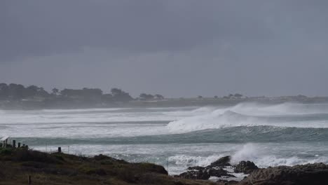 olas altas en un día tormentoso playa asilomar pacific grove california