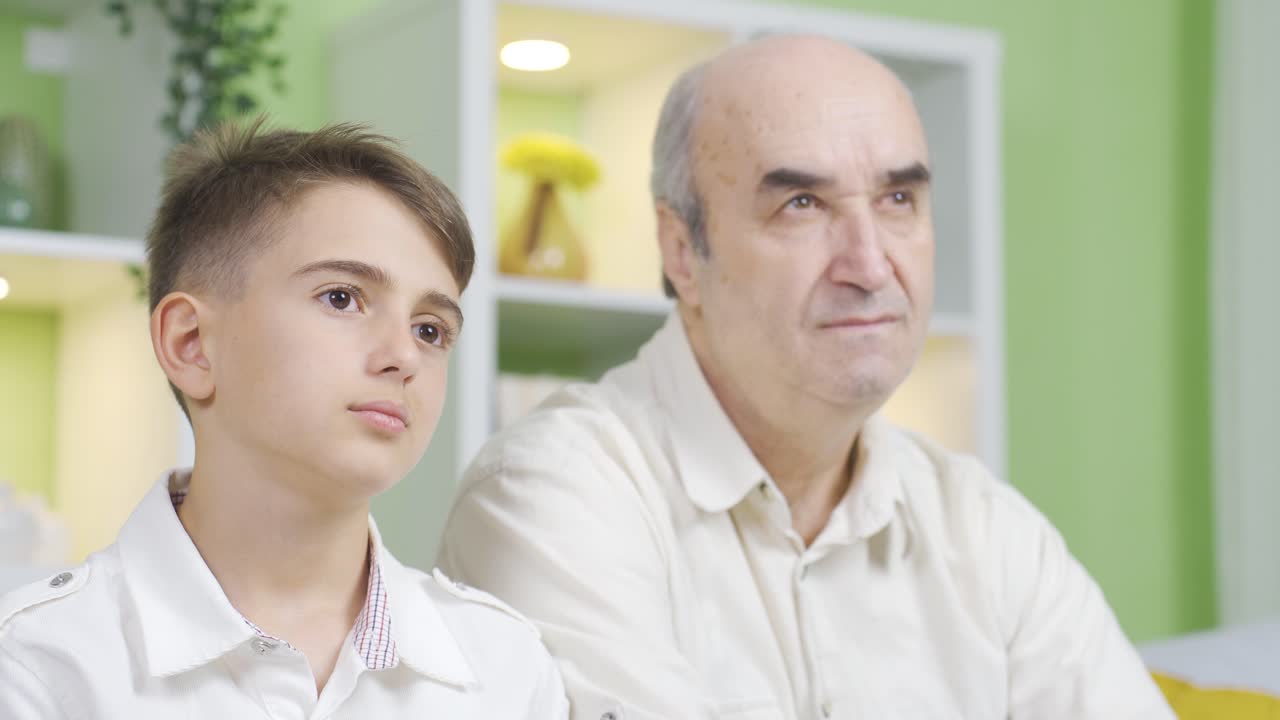 ⁇ 은이와 소년은 서로를 쳐다본다. 감정적 표정.