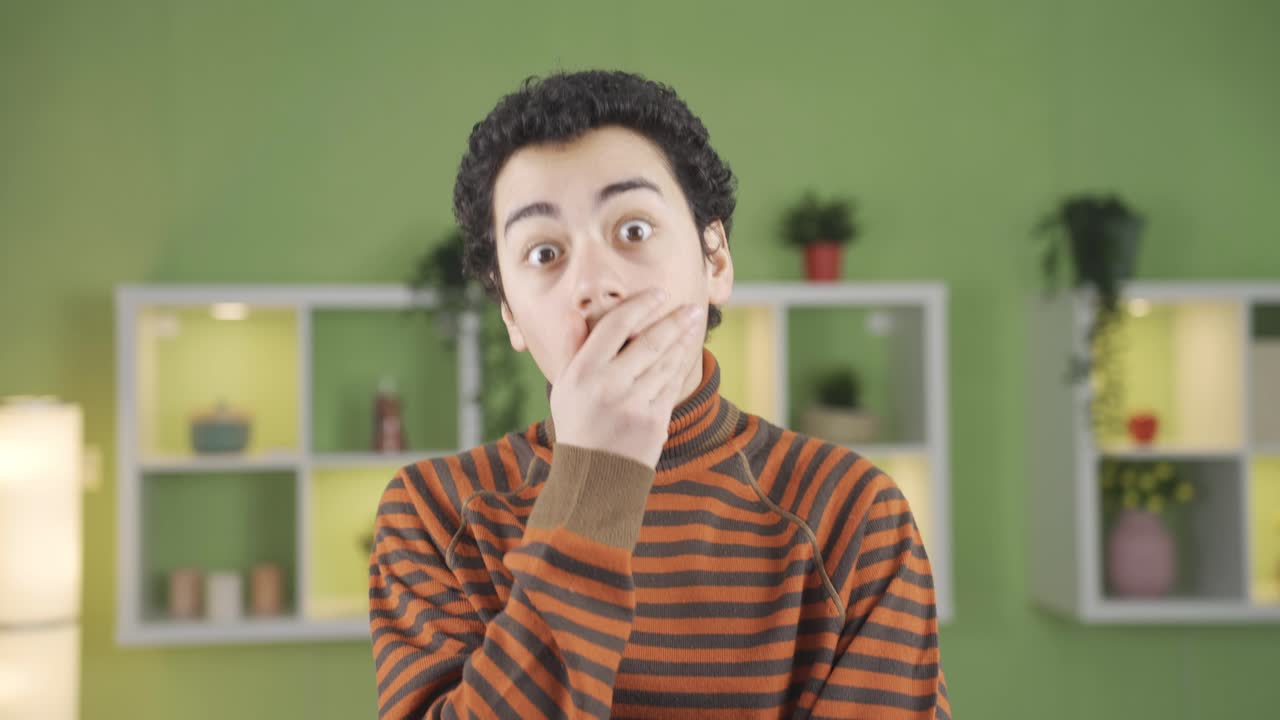 십대 소년은  ⁇  놀랐습니다.  ⁇  놀랐습니다.