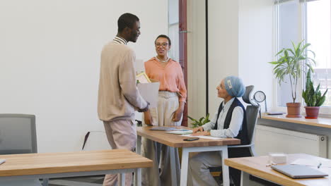 muslim woman sitting in the office 1