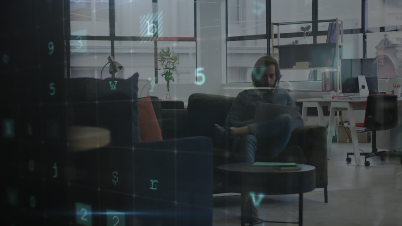 animación de hackeo de textos sobre un empresario caucásico usando un teléfono inteligente