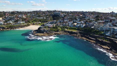 paisaje de estructuras de construcción en el paseo marítimo de la playa de tamarama en nueva gales del sur, australia