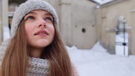 una mujer joven en un traje de invierno sonríe felizmente