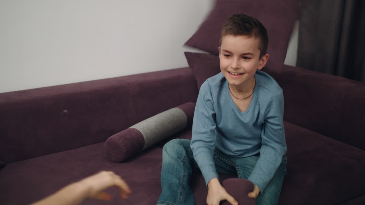 집에서 베개로 싸우는 아이들