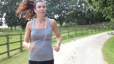 Mujer-Corriendo-En-El-Campo-Usando-Auriculares