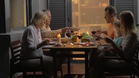 Gran-Familia-Comiendo-A-última-Hora-De-La-Tarde