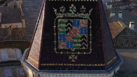 escudo de armas en el techo del ducado de uzès o el castillo del duque vista aérea amanecer