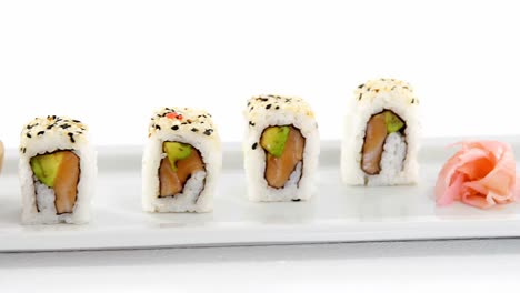 sushi servido en bandeja con salsa