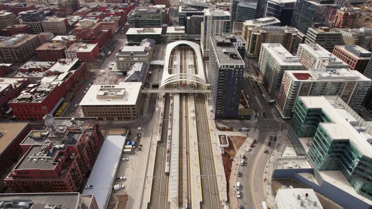 Binari ferroviari che conducono alla Union Station di Denver, Colorado, vicino al centro città.